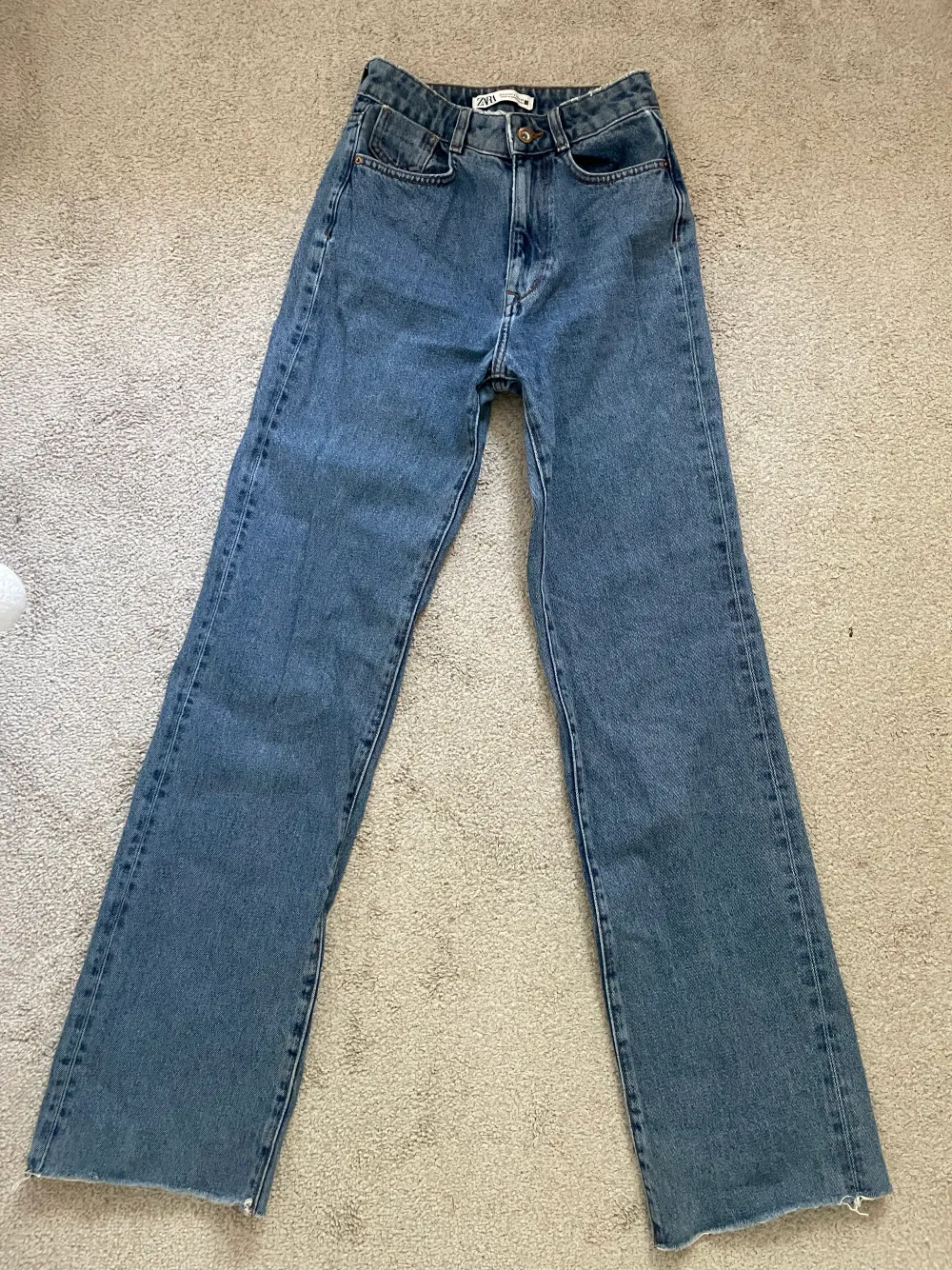 Jeans från zara i storlek 34, jag har sytt de på bakfickan pga att de höll på att bli hål men det syns knappt, kom privat för bilder! Nypris 300kr💓. Jeans & Byxor.