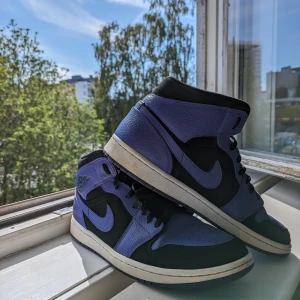 Jordan 1's Mid Purple Black  - Oanvända Jordans som söker en ny ägare. Resell pris går för 1200kr 