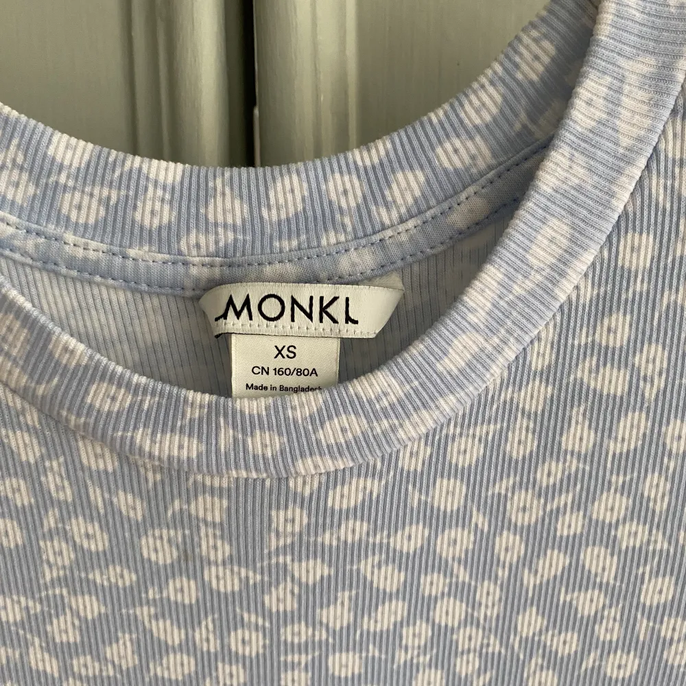 En tröja från monki.. T-shirts.