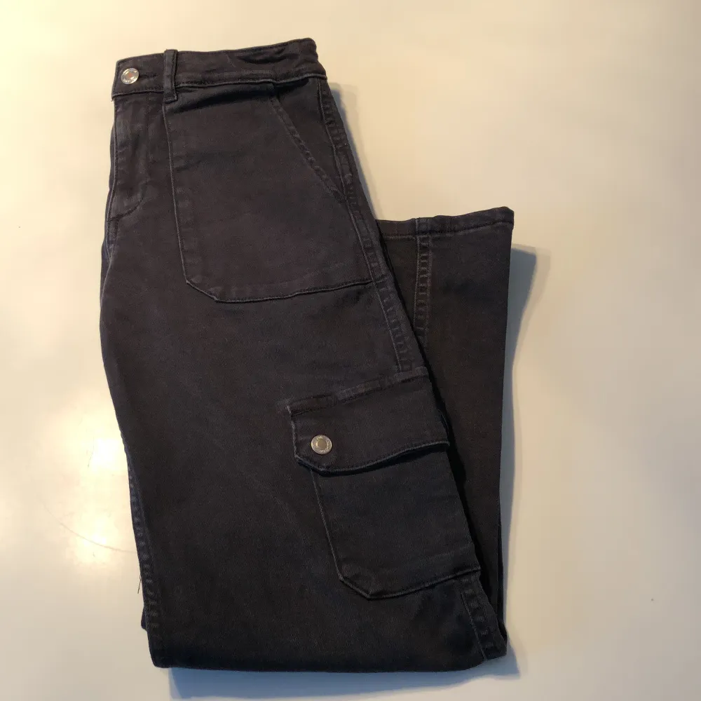 Svarta cargo jeans som är i väldigt bra skick. Nästan aldrig använda. Storlek 152 cm.. Jeans & Byxor.