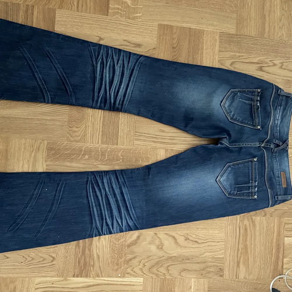 Supersnygga långa lågmidjade Jeans från secondhand - inga defekter. Passar någon som är över 170 cm och dom är relativt smala i midjan ❣️ säljer pga för små  Innerbenslängd : 82cm Midjelängd (tvärs över) : 37cm. Jeans & Byxor.