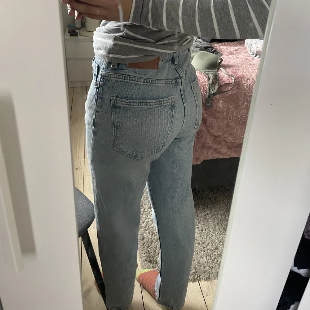 Helt nya Zara jeans som blev fel storlek. Mom jeans ungefär. . Jeans & Byxor.