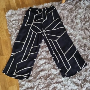 Tunn vid byxa - En skön och luftig byxa som är lite kortare i benlängd