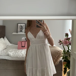 Sommarklänning  - Supersöt vit sommarklänning från Zara! Väldigt bra skick, endast använt en gång 🤍🙏🏼