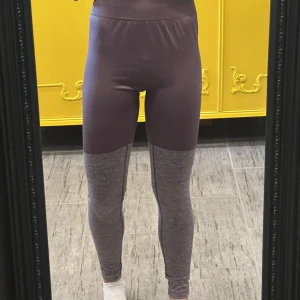 Träningsbyxor  - Lila träningsbyxor från gymshark, nästan oanvända.