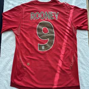 Englands bortatröja från VM 2006 med legenden Wayne Rooney på ryggen.  Storlek: M Skick: 8/10