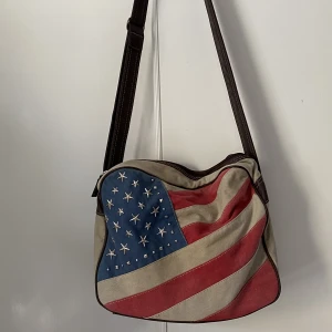 Axelväska - Väska från David Jones med mycket utrymme och justerbara band💙❤️🤍Pris går att diskuteras😊Mindre fickor på baksidan och insidan av väska. Bra skick och inga defekter✅