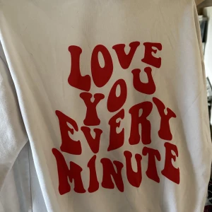 Vit hoodie m tryck - Vit hoodie m tryck på ryggen, gillar den men kan inte ha vitt utan att smutsa ned:) något overaized