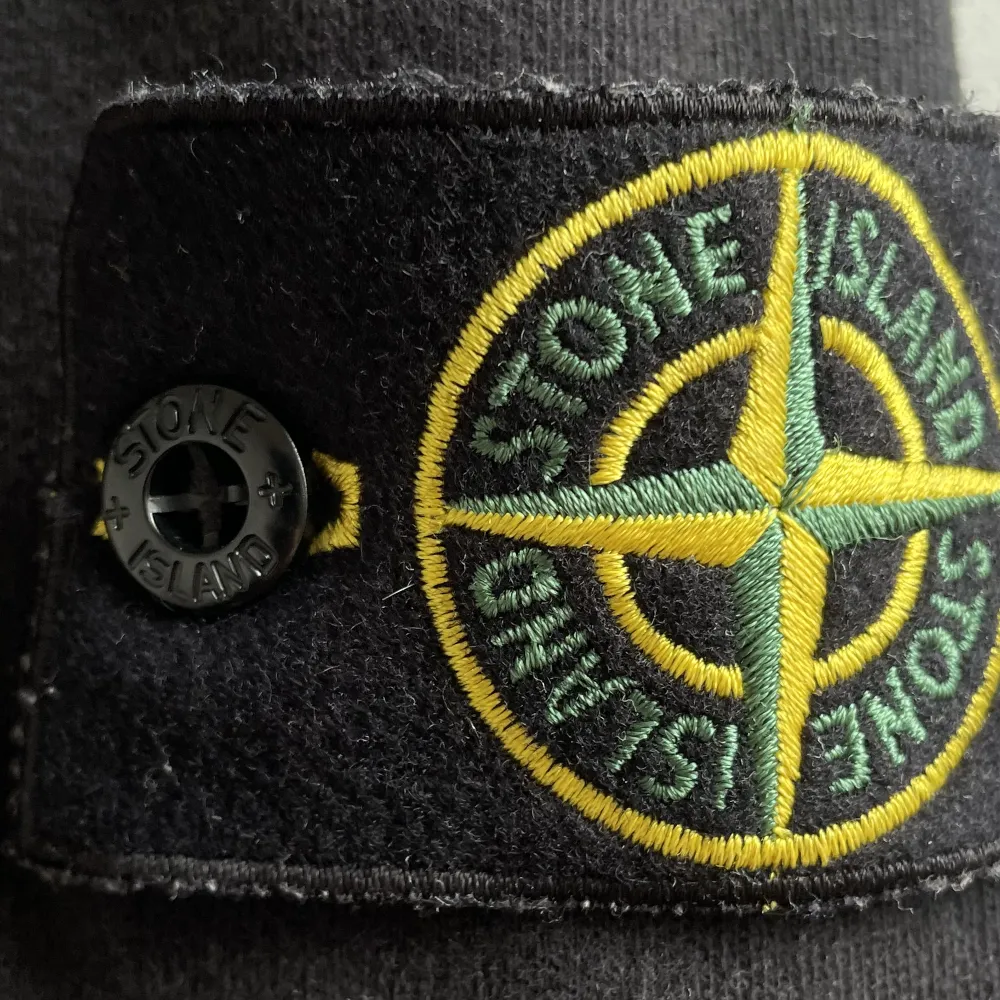 Stone Island tröja fint skick o väldigt snygg. Använt ett par gånger men det finns inga fläckar eller skador. Hoodies.