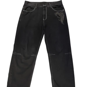 Feta byxor  - Jävligt coola emo stil byxor med tryck på baksidan och lite på framsidan. Lite Pundarstil sådära. Mer frågor skriv priv