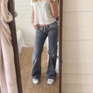 Lågmidjade jeans - Sååå fina lågmidjade replay jeans i storlek 28x34! Dom är långa på mig som är 172 och men lite stora i midjan då jag vanligtvis har 26 i storlek men sitter ändå bra! Orginal pris 600 säljer för 400 pris kan alltid diskuteras Skriv om du har några frågor❤️❤️