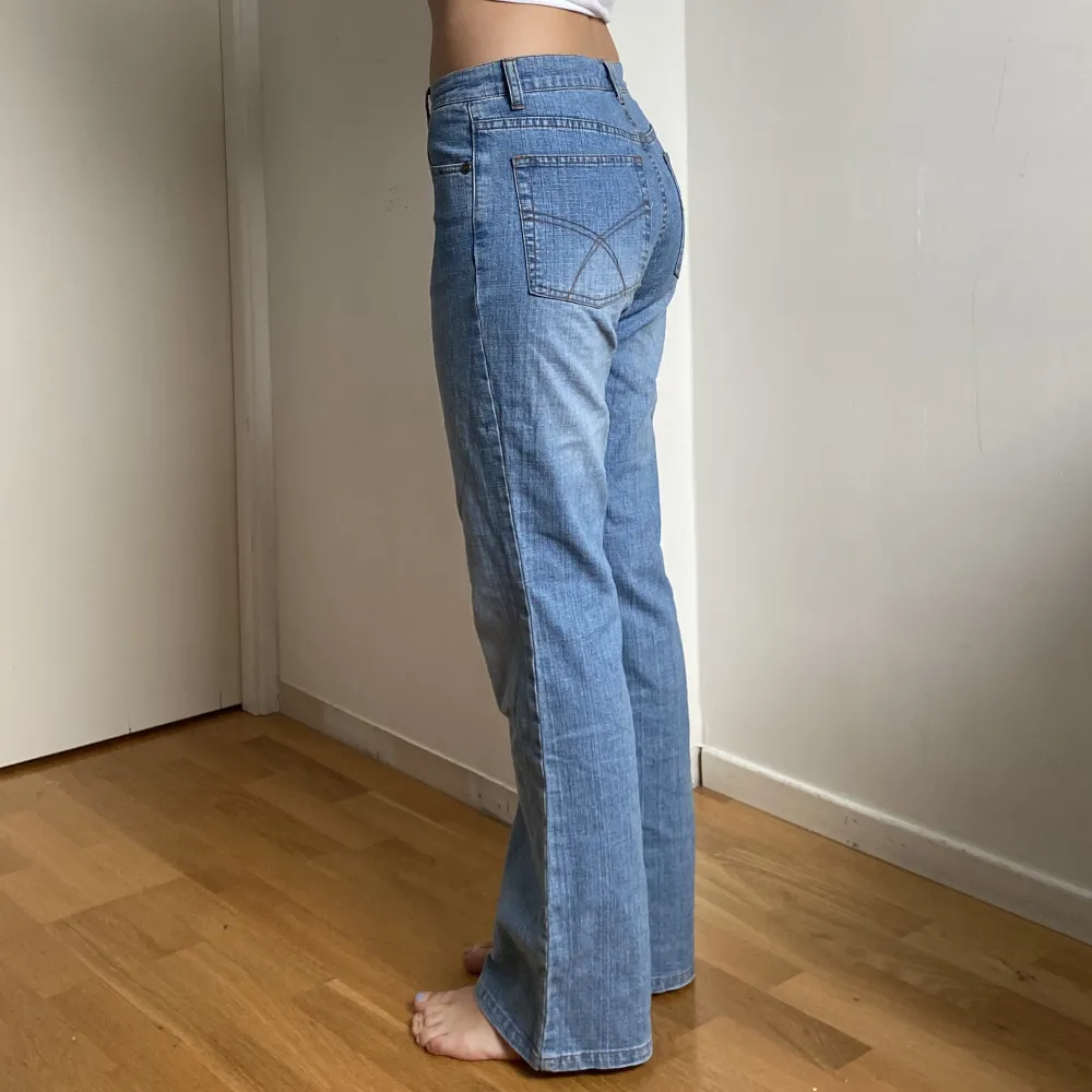 Fina blå jeans, passar mig som har stl s🥰. Jeans & Byxor.