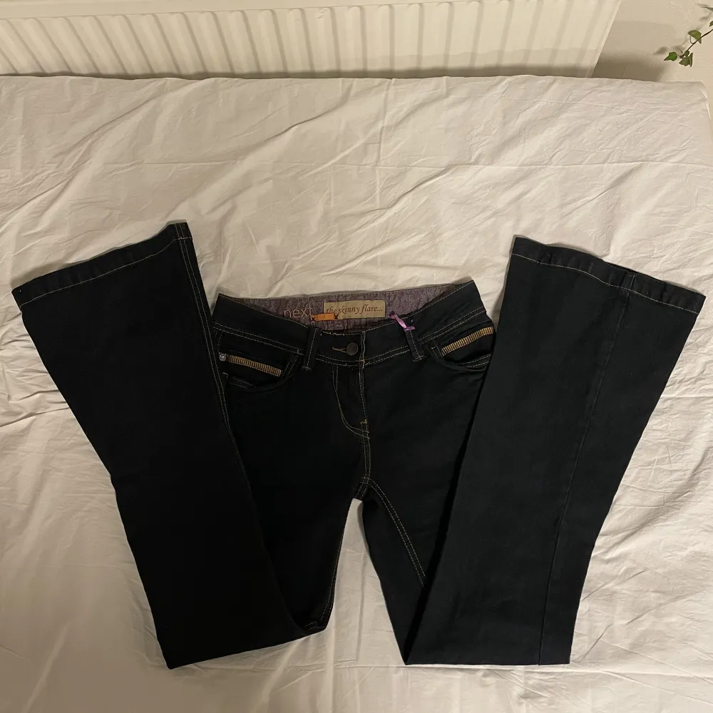 Superfina lowwaist bootcut jeans. Köpte dem begagnat online och de har lappen kvar så aldrig använda.  Står storlek 36 men skulle mer säga att det är xs. De är väldigt mörkt blåa så ser nästan svarta ut. Skitsnygga men passar inte mig😫.. Jeans & Byxor.