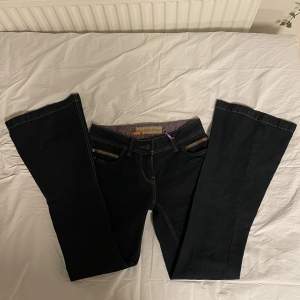 Superfina lowwaist bootcut jeans. Köpte dem begagnat online och de har lappen kvar så aldrig använda.  Står storlek 36 men skulle mer säga att det är xs. De är väldigt mörkt blåa så ser nästan svarta ut. Skitsnygga men passar inte mig😫.