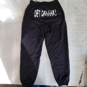 Mjukisbyxor pants med tryck Det draaar! - Helt oanvända svettisbyxor mjukisbyxor  Storlek: Large (unisex)