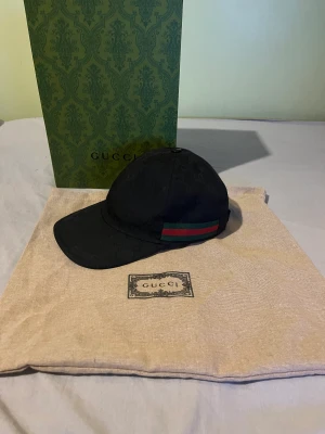 Svart Gucci keps - Äkta gucci keps använd i ett par dag. Säljer eftersom att den är för liten. Kom dm för mer bilder. Byten kan oxå funka. Priset kan ändras vid snabb affär