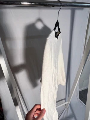 Snygg finstickad tröja - Finstickad tröja i bra kvalite. Sitter ”fitted”! Har svart detalj i skärningen samt i slutet på armarna. Väldigt fin till jobb samt skola. Sparsamt använd. Säljer pga pengarbrist!