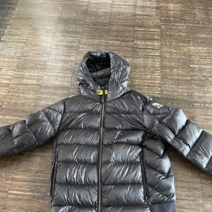 PJ jacka  - Säljer denna feta PJ jackan såklart äkta har inget kvitto säljer för den är för liten pris kan diskuteras. nypris ca 7000