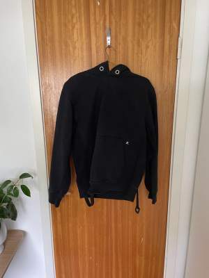 Säljer denna snygga Helmut Lang hoodie. Inköpt på ssense för cirka 3 år sedan, men sparsamt använd. Banden bak på hoodien går att knäppa upp.