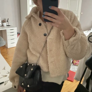 Höstjacka  - Säljer min fina kappa ”teddy” jacka från misguided🍂🍁🌸 OBS! en knapp har lossnat, annars i gott skick! Använd fåtal gånger💓💓Säljer pga att den inte kommer till användning 💓