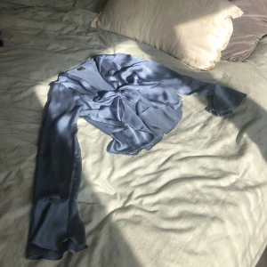 Blå kofta/törja/blus🩵 - 🩵Jätte söt kofta/tröja/blus  🩵Andvänder tyvärr inte så nu får någon annan ta hand om den  🩵Pris kan diskuteras