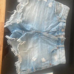 Ljusblå Jeans shorts från new yorker - Knappt använda ljusa jeansshorts. Storlek xs 