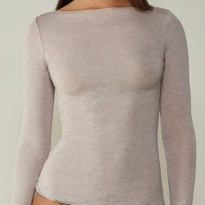 Intimissimi tröja begie storlek S - Intimissimi tröja begie storlek S. Säljer även likadana tröjor i olivgrön, börkblå och svart så kika min profil 🤍