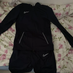 Nike dress - Knappt använt vill du bara ha tröjan då 200 samma me byxorna annars 350kr Vill byta mot typ bape tröja annars
