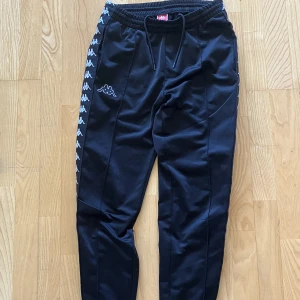 Kappa Trackpants - Feta Kappa Trackpants i storlek S som använts väldigt fåtal gånger, finns inget slitage. Köpta på Junkyard tillbaka i tiden. 
