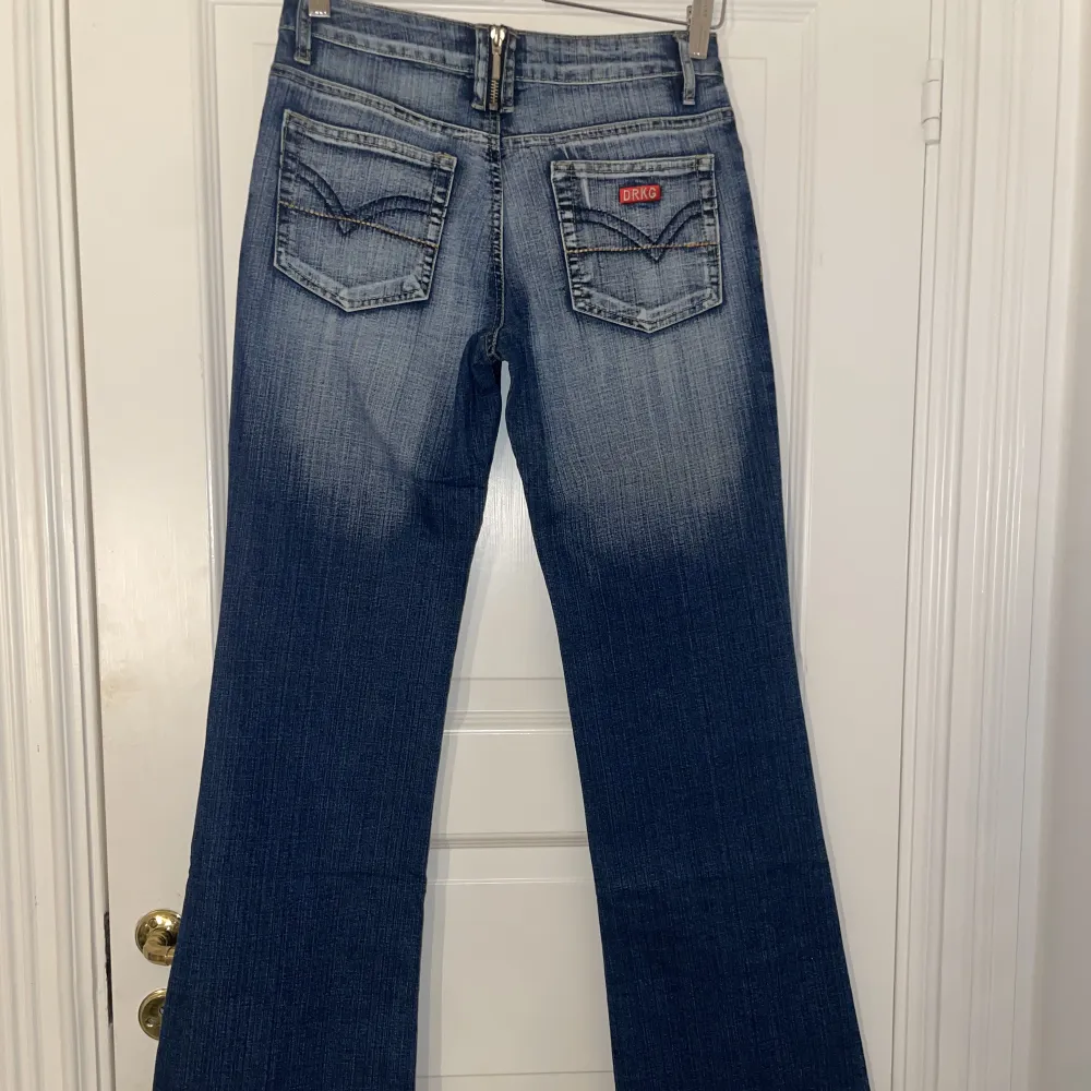 Snygga utsvängda jeans i storlek S, Midjemåttet är 38 cm och innerbenslängden är 83 cm. Jeans & Byxor.