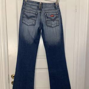 Snygga utsvängda jeans i storlek S, Midjemåttet är 38 cm och innerbenslängden är 83 cm