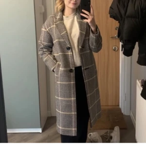 Jätte fin kappa - Säljer nu en jätte fin kappa i bra skick som är super fin nu till hösten!  Den är str 32 men passar mig som är 34. (Första två bilderna är lånade)  Skriv gärna för fler bilder!  