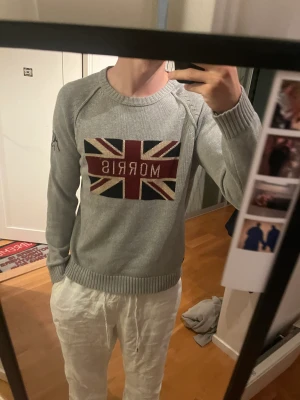 Morris tröja  - Super snygg stickad Morris tröja som är lite retro. Väldigt bra skick och väldigt stilren. Längesen jag köpte den men kostar väll över 1000kr ny