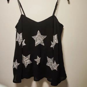 Linne med stjärnor - Linne från hollister med paljetter på. Väldigt fint skick!