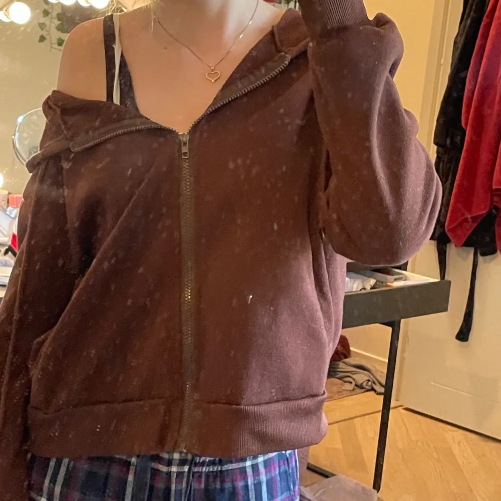 En brun zip up hoodie från shein, använd en del och lite nopprig och används inte alls längre. Men inga hål eller fläckar, sjukt skön! 💗liten i storlek, tryck köp nu eller kontakta mig! Kan fixa samfrakt med andra plagg det är bara att skriva!💗💗. Hoodies.