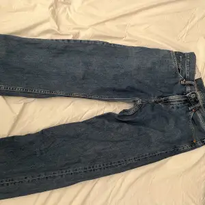 mörkblåa snygga jeans i storlek 28/32, bra passform