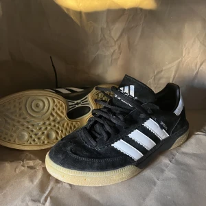 Skor - Adidas Sneakers. 