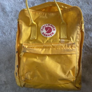 Fjällräven ryggsäck gul fint skick  - Jättefin ryggsäck inte mycket använt. Mellan sice.