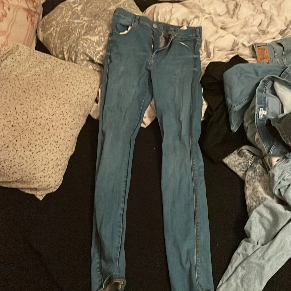 Ett par snygga jeans som är ett par skinny jeans, sitter väldigt fint på! Nypris var 600 kr men tar och säljer dem för 200 . Jeans & Byxor.