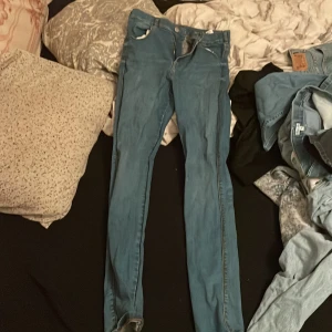Jeans  - Ett par snygga jeans som är ett par skinny jeans, sitter väldigt fint på! Nypris var 600 kr men tar och säljer dem för 200 