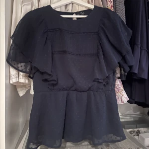 Mörkblå blus vero moda - Säljer denna oanvända marinblåa blusen. Bra skick och pris!