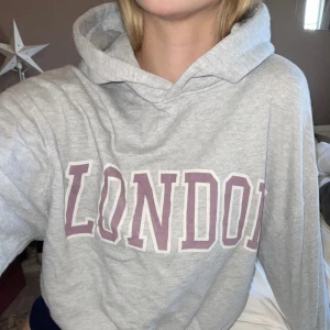 Hoodie  - Säljer denna hoodien då den inte kommit till användning Använd fåtal gånger Ord. pris 199kr