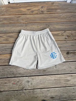 Eric Emanuel Shorts - Säljer dessa nästan helt nya Eric Emanuel/ EE shorts! De är storlek L men skulle säga att de sitter som M! Riktigt bra skick, endast använda fåtal gånger. Fler bilder kan skickas i DM och säljer så billigt pga osäker om de är äkta! 🙌💪