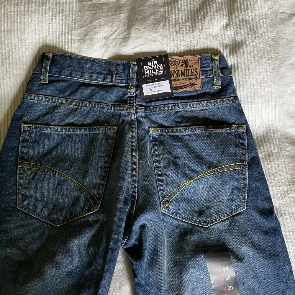 Helt nya, oanvända sir benny miles jeans! Var tyvärr lite för små för mig så säljer därför. Midja ca. 37 cm, skriv för fler mått/bilder!. Farkut & Housut.