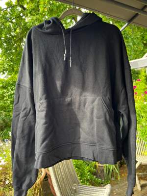 En svart hoodie från Zara i storlek M