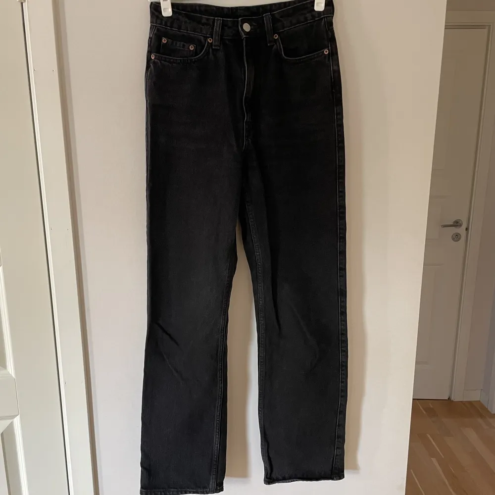 Raka jeans från weekday, gott skick, använda ett fåtal gånger, skicka ett meddelande om du vill se hur de ser ut på. Jeans & Byxor.