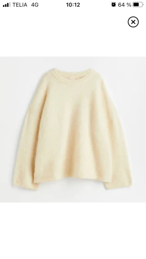 Mohair tröja Hm - Säljer denna otroligt fina tjocktröja från HM i mohair, den är endast testad och i perfekt skick.  Den är helt slutsåld. Den är i storlek M men passar även mindre om man vill ha lite oversize💞(Inte min bild) Skriv privat under funderingar!