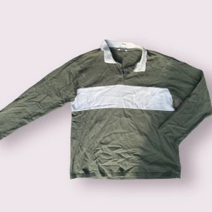 Långärmad pike - Söt vit och mossgrön tröja. Fint skick. Säljs pga att den inte kommer till användning längre. 