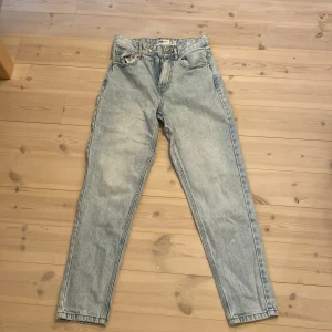 ljusblå högmidjade jeans - säljer ett par ljusblå högmidjade jeans i storlek XXS, jag säljer dem eftersom att de sitter lite tajt i min midja. De är perfekt längd för mig och jag är ca 152 cm lång. Man kan dra ner dem lite i midjan om man vill ❤️ 