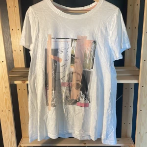 T-shirt med tryck - T-shirt med tryck i olika färger 